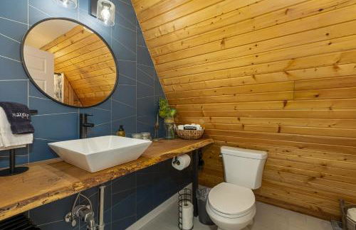 Cozy 2BR A-Frame Cabin w Hot Tub & Lake Views - Foto 25