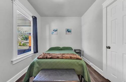 Bright 2BR South Hills - Old Brooklyn Home - Foto 6