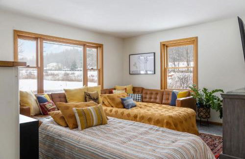 Smuggler's Notch Mountain House with hot tub & river - Foto 48