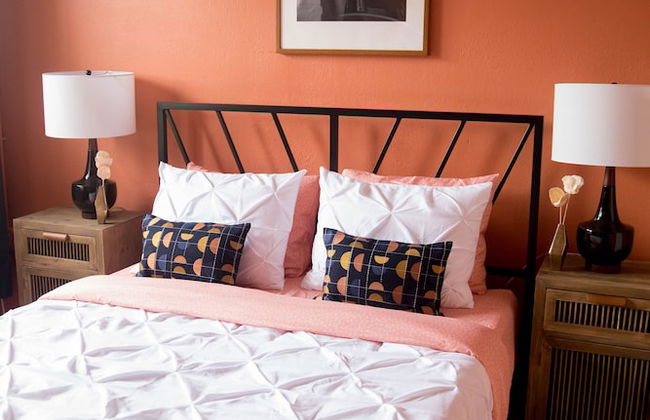 Beverly Boulevard! Cozy Studio! Sleeps 2! - Photo 1