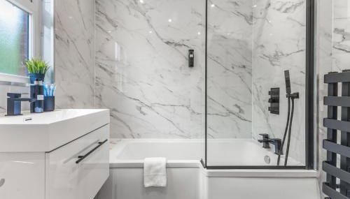 Modern City Centre Townhouse sleeps 10 & Parking - Foto 5, Shower