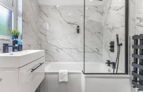 Modern City Centre Townhouse sleeps 10 & Parking - Foto 5