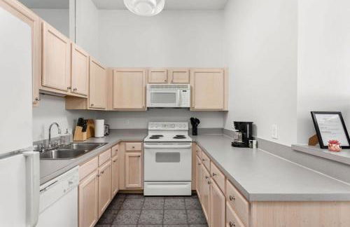 Modern Downtown Apartment 2BR 2BA by CozySuites - Foto 17