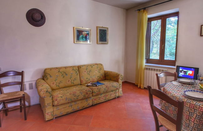 Stunning Farmhouse with Swimming Pool & Hot Tub in Umbria - Photo 6