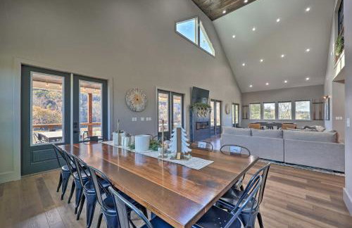 Lavish Riverfront Escape with Gas Grill! - Foto 7