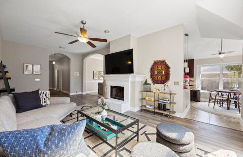 Artist Retreat at Cypress Creek - Hotub - Sleeps 9 - Photo 35