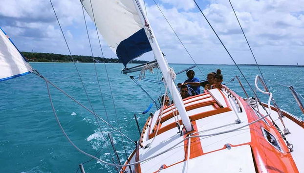 Velero navegando por Bacalar
