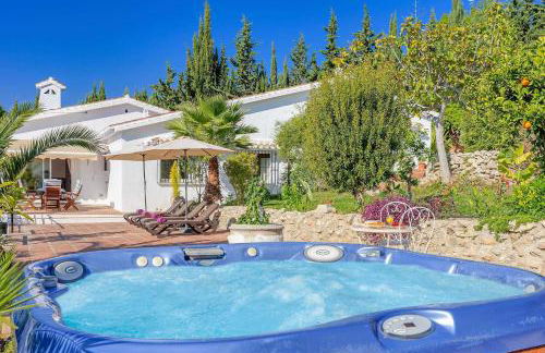 Private Heated Pool, Jacuzzi & 1225m2 garden in Villa Cipreses - Photo 10