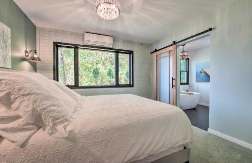 Spacious Delton Home with Fire Pit and Lake Views - Foto 14