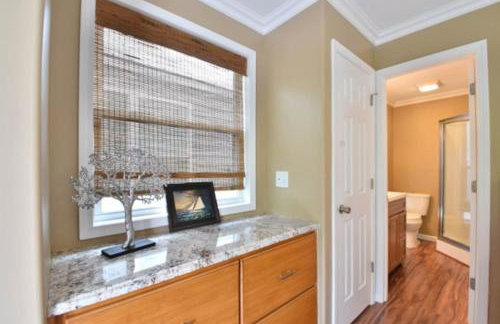 Cream Houseboat 4 Bedroom - Photo 4