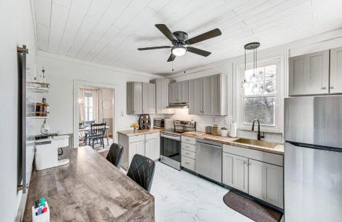 Pet and Family Friendly! Home with Fenced Yard and Deck - Foto 7