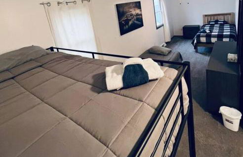 5 Bedroom Lakeside Home Sleeps 12 - Shared Lake Access, Large Yard, Central Air, Fire Pit, Horseshoes & More! - Foto 26