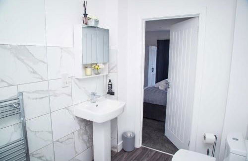 Bridge Court by Sterling Edge Apartments - Luxury Aparthotel - Stylish 1-bed Apartments - Balcony with Canal View or Private Garden - Free Parking - Foto 61