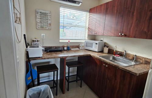 Prime Location Gateway with Pool & Patios, Near Beaches, Groceries and Restaurants - Photo 55