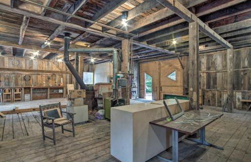 Historic Michigan Farmhouse with Grill and Fire Pit! - Foto 27