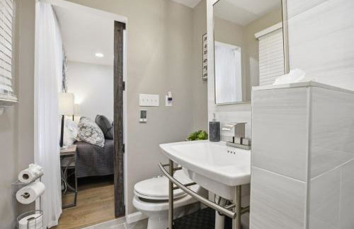 Stylish Hot Tub Retreat with Ping Pong home - Foto 52