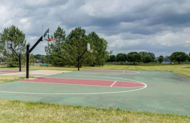 Spacious 4BR Home With Pool in Indianapolis - Foto 12