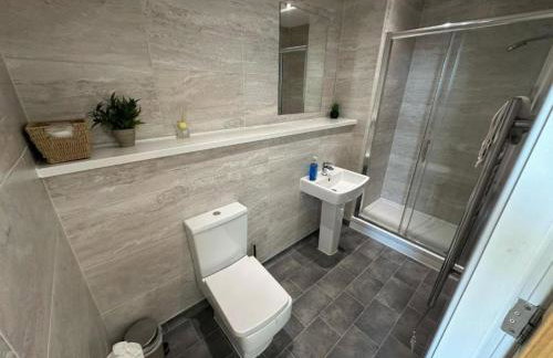 Two Bedroom City View Apartment Liverpool by StaySavvy Accommodation - Photo 41