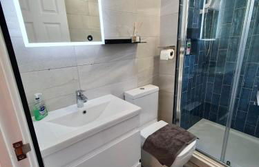 2 BR Beach Woods chalet with parking, 5 mins to beach - Foto 19