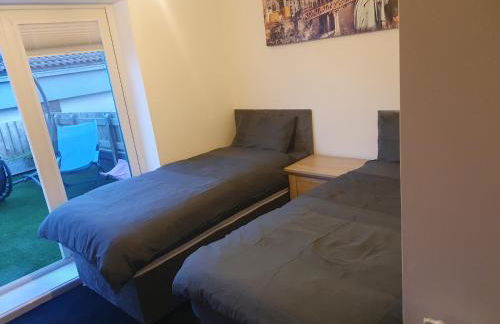 The hawthorns large detached 3 bedroom family home - Photo 33