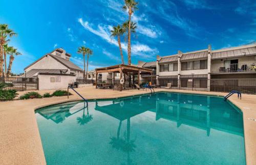 Bright Eastside 2BD 2BA Retreat w Pool and Parking - Foto 38