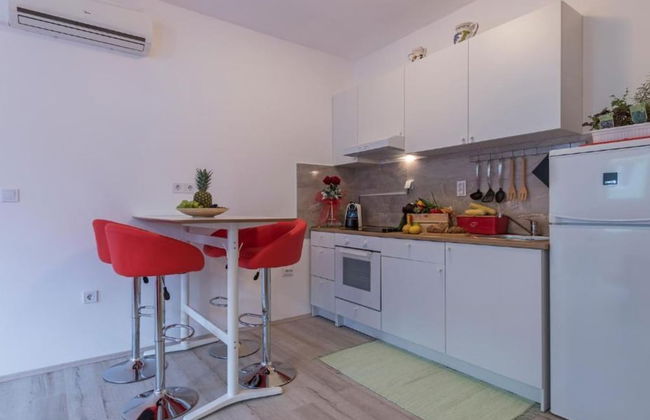 Pula Modern and Bright Apartments With Terrace and Garden - Photo 8