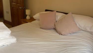 Two Bedroom Bungalow No2 - Secure Gated Parking - Foto 2