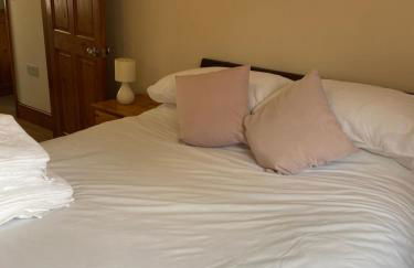 Two Bedroom Bungalow No2 - Secure Gated Parking - Foto 2