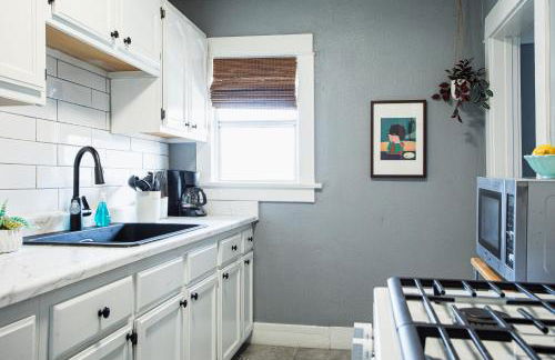 Pet-Friendly Stay, Mins to Beach, Conv Ctr, Prkg LB B - Foto 6