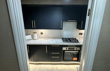 Modern 2 Bedroom House Near London City Airport, Excel, O2 & DLR with FREE Parking & Privet Entrance - Foto 22