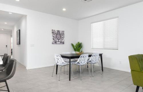 Stylish & Bright Gem ~ King/Queen Beds ~ Backyard! - Foto 10