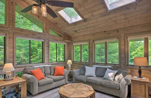 House with Balcony about 5 Mi to Cranmore Resort! - Photo 14