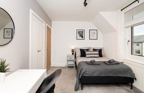 3 Bedroom House-Free Parking-by Holiday Homes - Foto 30