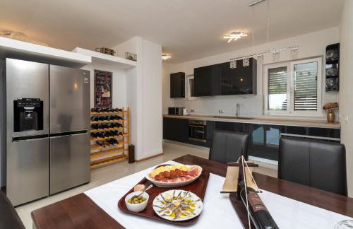 Villa Confido - Luxury 3BR Apartment with Private Pool near Trogir - Photo 5
