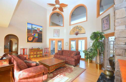 Redbud Keep - Unique Features, Movie Set Decor, Grill, Wifi, Family Friendly, Hiking, Billiard Table, Movie Theater Room, Fireplace, Golfing, View, 2 King Beds - Foto 8