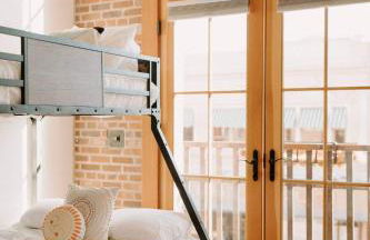 Stylish Main St Loft with Balconies and Garage - Foto 29