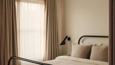 Elegant 4-Bed Townhouse Private Garden Parking - Foto 3