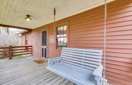 Quaint Winesburg Cottage with Porch and Pond! - Foto 26