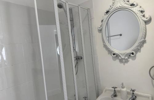 Spacious 3 Bed House Perfect for Contractors & Families with free Wi-fi and Parking - Foto 3