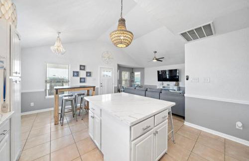 Beach Cottage with Soaking Pool and Outdoor Oasis - Foto 10