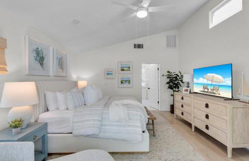 NEW LISTING! Reel Joy Waterfront Luxe with Pool and Private Dock home - Foto 22