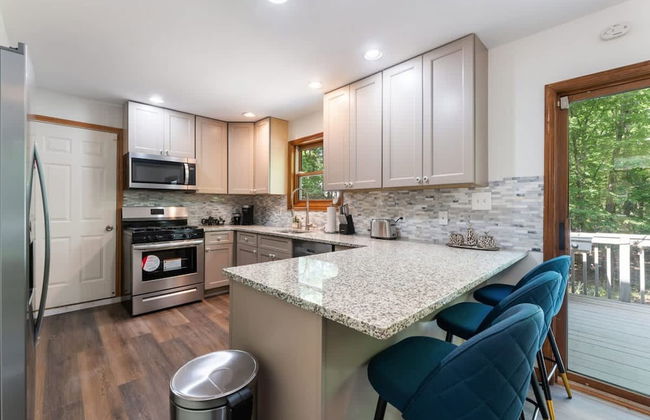 Charming Poconos Retreat With hot tub Fireplace - Foto 11