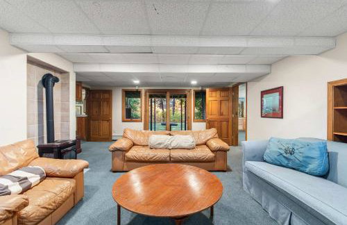 Spacious Home with Direct Pond Access! - Foto 36