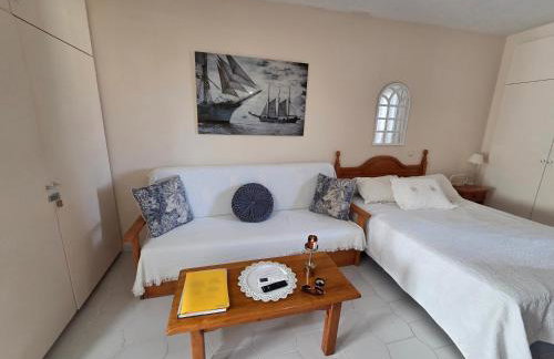 Benalbeach Beauty- Sunny studio with ocean views, balcony, and windows in every room - Foto 25