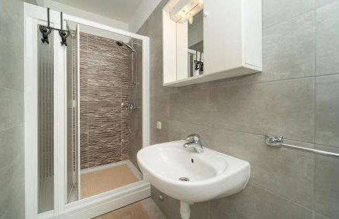 2 Bedroom Lovely Apartment In Rtina - Photo 18