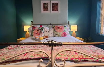 Paget Cottage a cosy and comfy 2 bedroom cottage with parking to the rear and a short drive from Cannock town centre - Foto 1