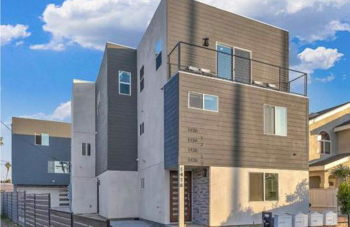 Cozy 3 BR Townhouse with Balcony - Photo 59