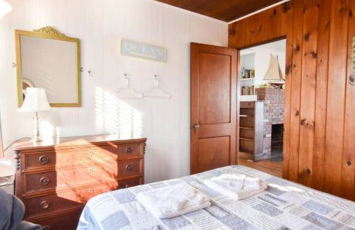 Waterfront Fun at this Huge Family Estate - Foto 69