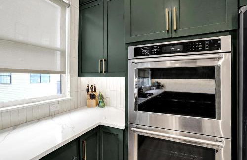 Luxury Townhouse with Fireplace Rooftop Deck Close to Downtown-Family Friendly - Foto 14