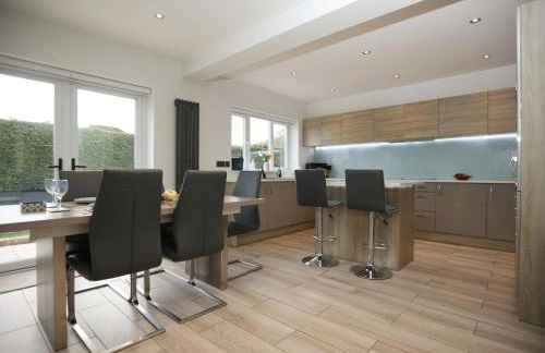 Is Y Coed Place By N And N Stays Ltd, Spacious 5 bed house in Wenvoe Cardiff, With Free Private Parking, Garden and WIFI - Photo 59